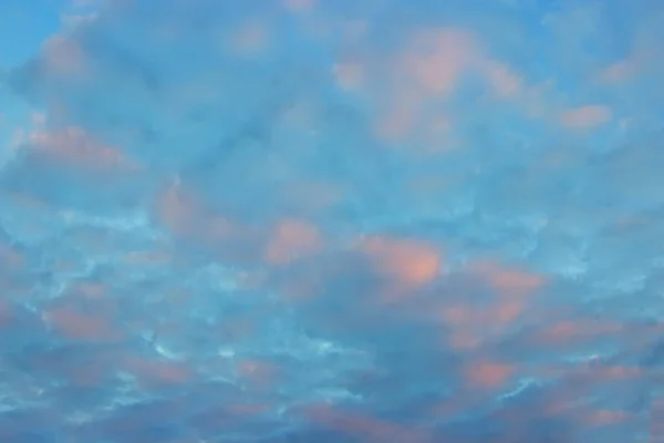 Pembe mavi gökyüzünde güzel pembe bulutlar görüntüleyin. Bulutlar ve gökyüzü sabahları. Temiz hava. 