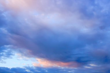 Dramatik günbatımı veya gündoğumu, güzel mavi ve pembe bir mavi pembe karanlık gökyüzünde bulutlar. Temiz hava. Bulutlu hava. Bulut formasyonları.