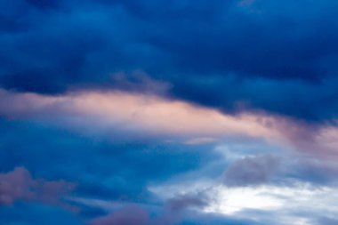 Dramatik günbatımı veya gündoğumu, güzel mavi ve pembe bir mavi pembe karanlık gökyüzünde bulutlar. Temiz hava. Bulutlu hava. Bulut formasyonları.