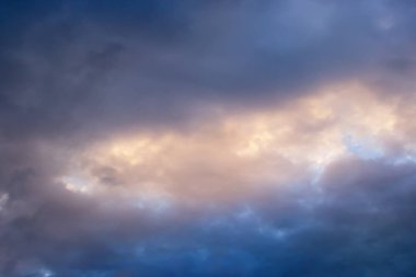 Dramatik günbatımı veya gündoğumu, güzel mavi ve pembe bir mavi pembe karanlık gökyüzünde bulutlar. Temiz hava. Bulutlu hava. Bulut formasyonları.