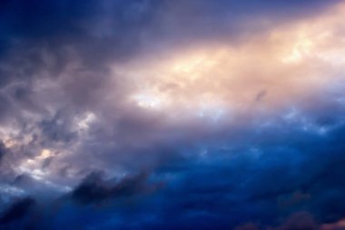 Dramatik günbatımı veya gündoğumu, güzel mavi ve pembe bir mavi pembe karanlık gökyüzünde bulutlar. Temiz hava. Bulutlu hava. Bulut formasyonları.