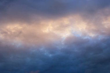 Dramatik günbatımı veya gündoğumu, güzel mavi ve pembe bir mavi pembe karanlık gökyüzünde bulutlar. Temiz hava. Bulutlu hava. Bulut formasyonları.