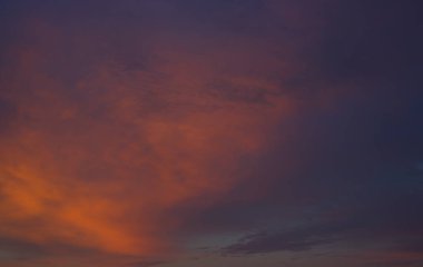 Dramatik günbatımı veya gündoğumu, güzel mavi ve pembe bir mavi pembe karanlık gökyüzünde bulutlar. Temiz hava. Bulutlu hava. Bulut formasyonları.