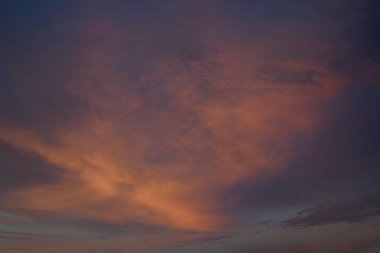Dramatik günbatımı veya gündoğumu, güzel mavi ve pembe bir mavi pembe karanlık gökyüzünde bulutlar. Temiz hava. Bulutlu hava. Bulut formasyonları.