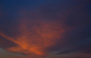 Dramatik günbatımı veya gündoğumu, güzel mavi ve pembe bir mavi pembe karanlık gökyüzünde bulutlar. Temiz hava. Bulutlu hava. Bulut formasyonları.