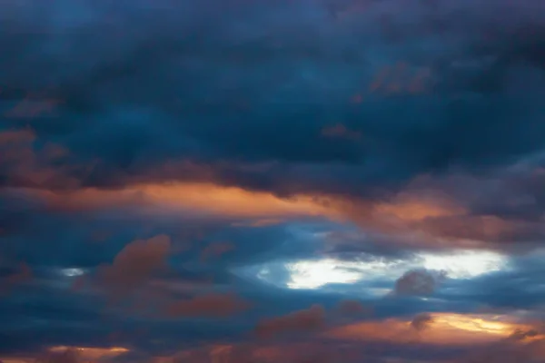 Dramatik günbatımı veya gündoğumu, güzel mavi ve pembe bir mavi pembe karanlık gökyüzünde bulutlar. Temiz hava. Bulutlu hava. Bulut formasyonları.
