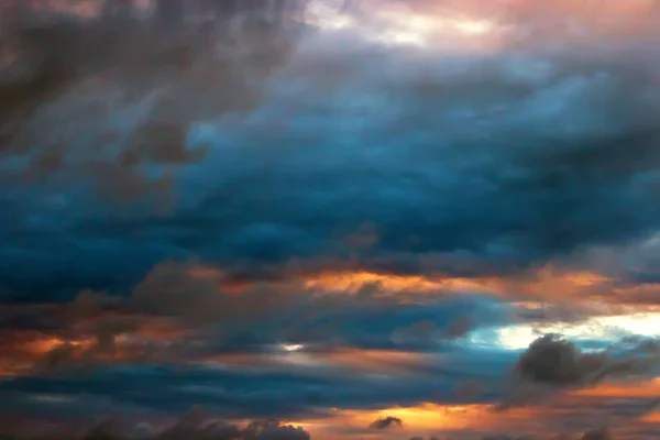 ドラマチックな夕日や日の出 美しいブルーし ピンクのピンクの濃い青空に雲 新鮮な空気 曇りの天気 雲の形成 — ストック写真