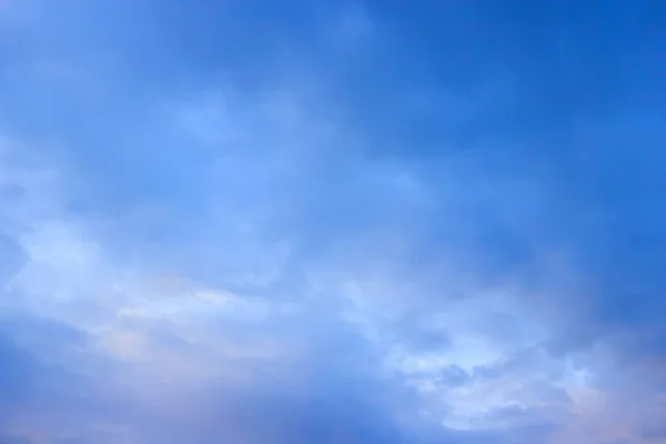 Pembe mavi gökyüzünde güzel mavi ve gri bulutlar görüntüleyin. Bulutlar ve gökyüzü sabahları. Temiz hava.