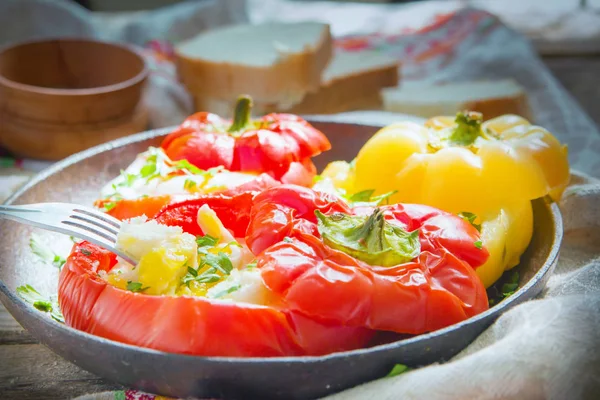 Hausgemachte Schmackhafte Gericht Mit Spiegeleiern Gelben Und Roten Paprika Cultivar — Stockfoto