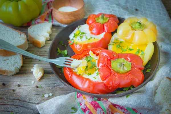 Hausgemachte Schmackhafte Gericht Mit Spiegeleiern Gelben Und Roten Paprika Cultivar — Stockfoto