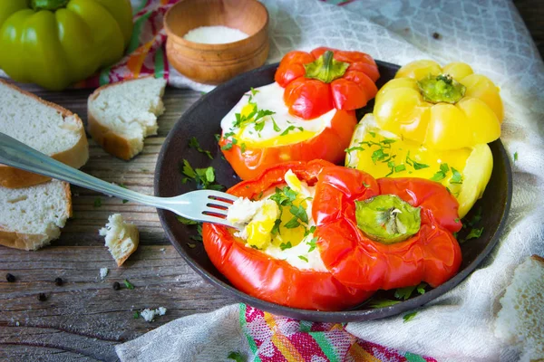 Plato Casero Sabroso Con Huevos Fritos Pimientos Amarillos Rojos Cultivar —  Fotos de Stock