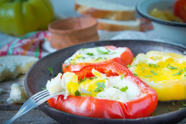 Plato Casero Sabroso Con Huevos Fritos Pimientos Amarillos Rojos Cultivar —  Fotos de Stock