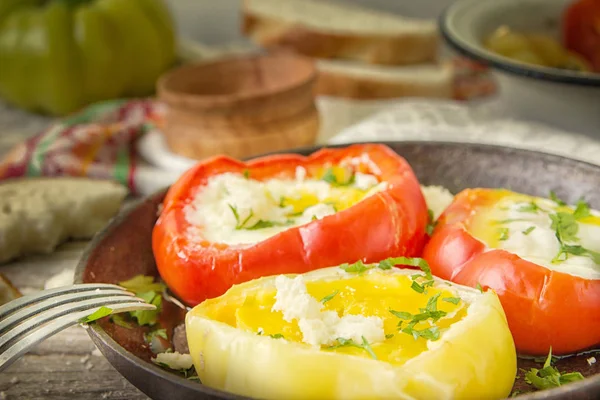 Delicioso Plato Casero Con Huevos Fritos Pimiento Amarillo Rojo Variedad —  Fotos de Stock