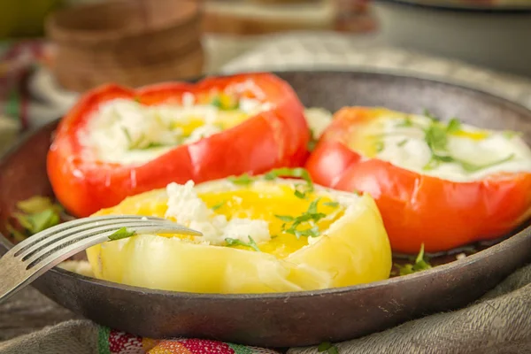 Delicioso Plato Casero Con Huevos Fritos Pimiento Amarillo Rojo Variedad — Foto de Stock