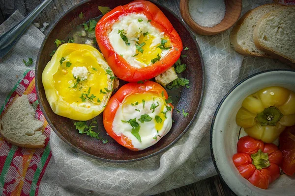 Delicioso Plato Casero Con Huevos Fritos Pimiento Amarillo Rojo Variedad —  Fotos de Stock