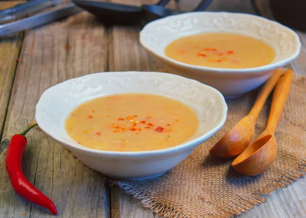 Sopa Tradicional Guisantes Frescos Tazones Con Chiles Rojos Sobre Paño —  Fotos de Stock