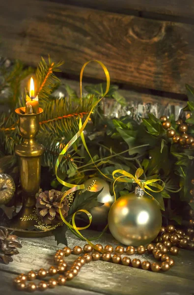 Weihnachtsdekoration Kerze Glaskugeln Über Holzgrund — Stockfoto