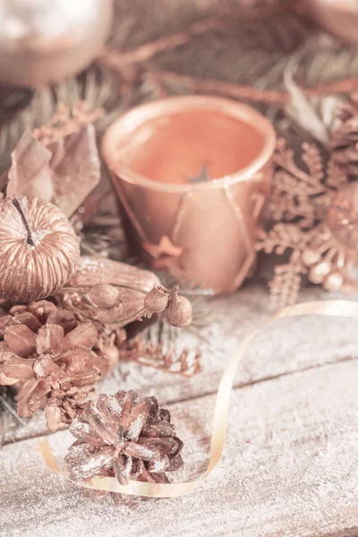 Decoraciones Navideñas Velas Bolas Vidrio Sobre Fondo Madera —  Fotos de Stock