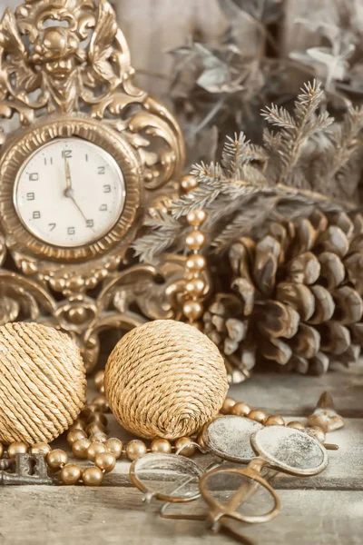 Новорічний Декор Ретро Годинник Старомодними Ялинковими Прикрасами Кулькою Сосновою Гілкою — стокове фото