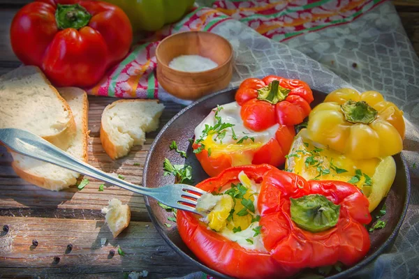 Piatto Gustoso Fatto Casa Con Uova Fritte Peperoni Gialli Rossi — Foto Stock