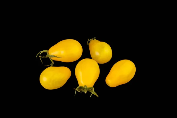 Gelbes Birnenförmiges Tomatengemüse Isoliert Auf Schwarzem Hintergrund — Stockfoto