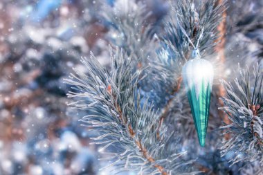 Noel ve yeni yıl kompozisyon. Ladin Noel oyuncaklar. Kar taneleri ve parlama.