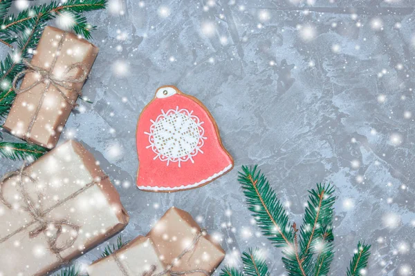 灰色のセメントの背景に装飾的なジンジャーブレッド 小ぎれいなな枝 ギフト ボックスとグリーティング カード クリスマス正月背景のオーバーヘッド 上からの眺め コピー スペース — ストック写真