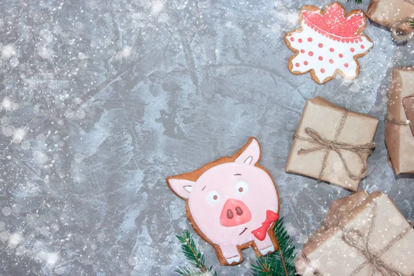 Grußkarte Mit Dekorativen Lebkuchen Fichtenzweigen Und Geschenkschachteln Auf Grauem Zementhintergrund — Stockfoto