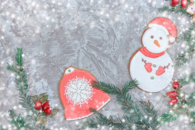 Dekoratif gingerbread, Ladin şube ve hediye kutuları gri çimento zemin tebrik kartı. Yılbaşı yeni yıl arka plan yükü. Yukarıdan görüntüleyin. Kopya alanı.