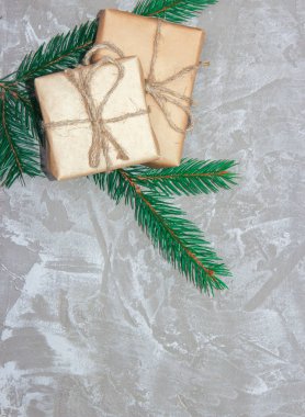 Dekoratif gingerbread, Ladin şube ve hediye kutuları gri çimento zemin tebrik kartı. Yılbaşı yeni yıl arka plan yükü. Yukarıdan görüntüleyin. Kopya alanı.