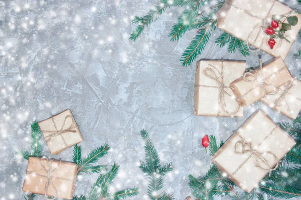 Grußkarte Mit Dekorativen Lebkuchen Fichtenzweigen Und Geschenkschachteln Auf Grauem Zementhintergrund — Stockfoto