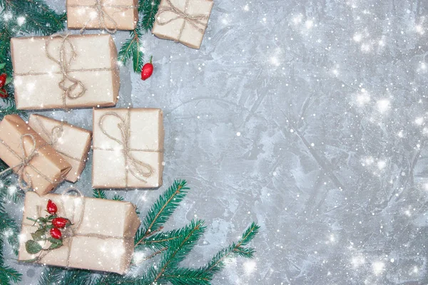 Dekoratif gingerbread, Ladin şube ve hediye kutuları gri çimento zemin tebrik kartı. Yılbaşı yeni yıl arka plan yükü. Yukarıdan görüntüleyin. Kopya alanı.