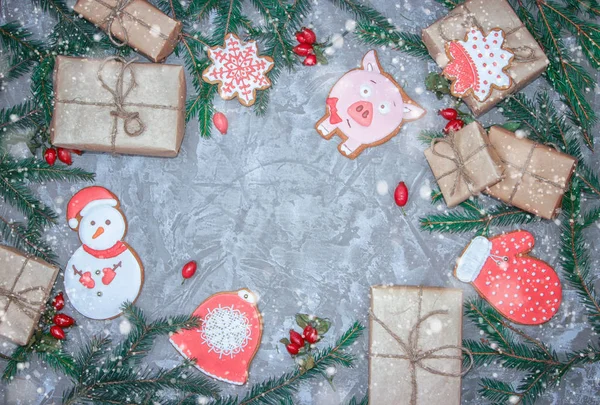 Grußkarte Mit Dekorativen Lebkuchen Fichtenzweigen Und Geschenkschachteln Auf Grauem Zementhintergrund — Stockfoto