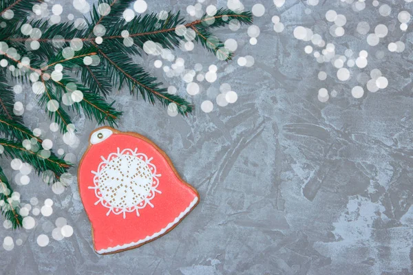 灰色のセメントの背景に装飾的なジンジャーブレッド 小ぎれいなな枝 ギフト ボックスとグリーティング カード クリスマス正月背景のオーバーヘッド 上からの眺め コピー スペース — ストック写真