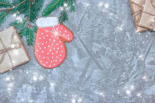 Wenskaart Met Decoratieve Peperkoek Vuren Tak Geschenk Dozen Een Achtergrond — Stockfoto