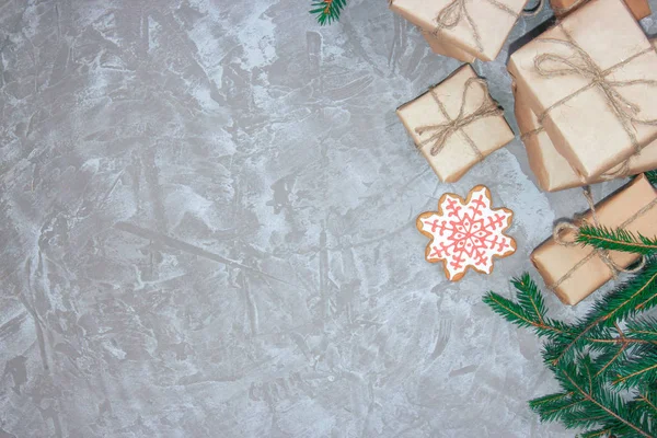 Grußkarte Mit Dekorativen Lebkuchen Fichtenzweigen Und Geschenkschachteln Auf Grauem Zementhintergrund — Stockfoto