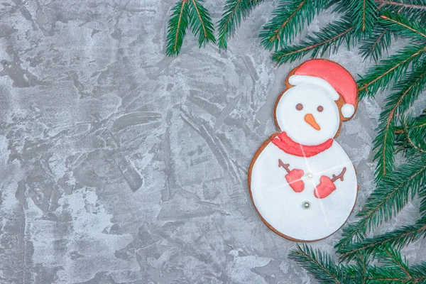 Wenskaart Met Decoratieve Peperkoek Vuren Tak Geschenk Dozen Een Achtergrond — Stockfoto