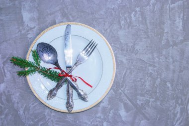 Noel sofra köknar şubeler ve kırmızı kurdele ile yer. Tatil arka plan.