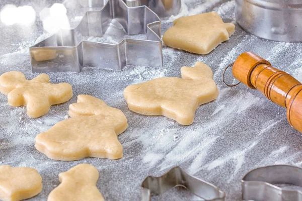 节日圣诞饼干 背景从沙滩饼干的形状 圣诞树 手套和兔子 — 图库照片