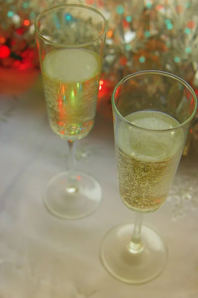 Фото Двох Келихів Шампанського Святковому Столі Різдвяними Прикрасами Фоном Боке — стокове фото