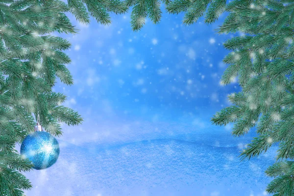 Winterlandschaft Mit Schnee Weihnachten Hintergrund Mit Tannenzweig Und Christmas Ball — Stockfoto