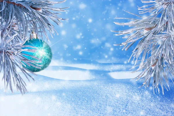 Χειμερινό Τοπίο Χιόνι Χριστουγεννιάτικο Φόντο Κλαδί Έλατου Και Χριστουγεννιάτικη Μπάλα — Φωτογραφία Αρχείου