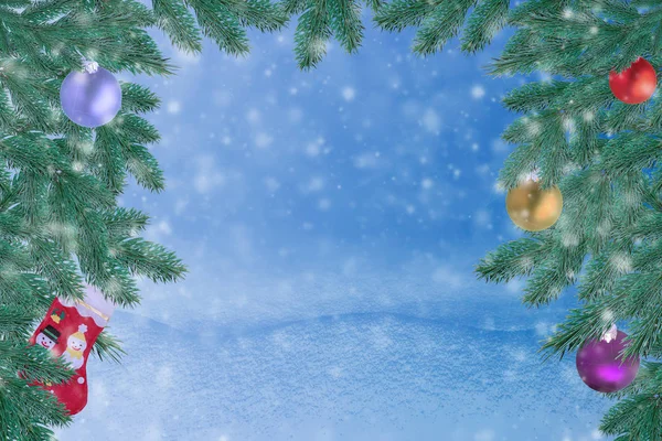 Winterlandschaft Mit Schnee Weihnachten Hintergrund Mit Tannenzweig Und Christmas Ball — Stockfoto