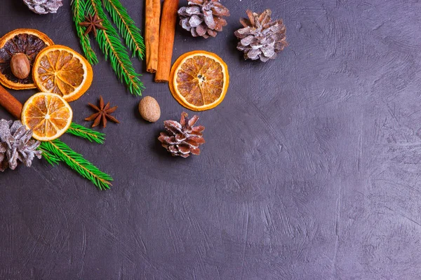 Köknar ağaç dalları ve metin için yer siyah zemin üzerine süslemeleri Noel çerçeve. Mutlu Noeller ve mutlu yeni yıl. Xmas kavramı. Üstten görünüm. Kopya alanı.