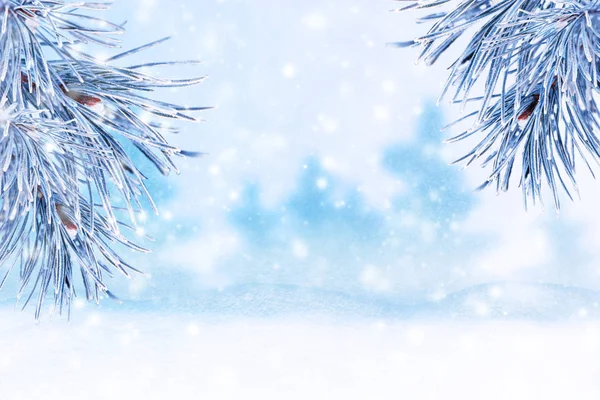 雪の冬の風景 クリスマスの背景にモミ枝 クリスマス ボール メリー クリスマスと幸せな新年グリーティング カード コピー スペース — ストック写真