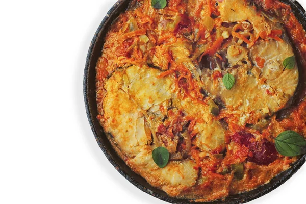 domates sosu ve aroma baharat, izole üzerinde beyaz ile balık