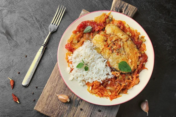 domates sosu, aroma baharat ve beyaz pirinç ile balık.