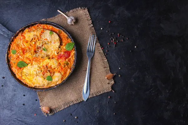 Fisch Mit Tomatensauce Und Aromagewürzen Archivbild — Stockfoto