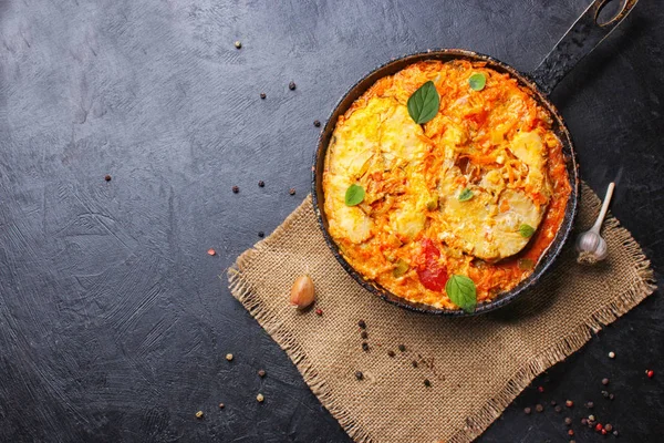 Vissen Met Tomatensaus Kruiden Aroma Stockfoto — Stockfoto