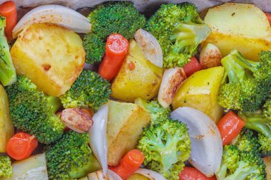 Yaz salatası brokoli, havuç, beyaz soğan, sarımsak ve baharatlı otlar ve maydanoz serpilir patates ile bir plaka üzerinde Kapat.